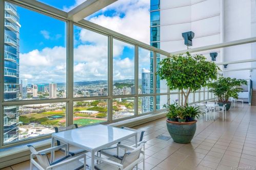 88 Piikoi St, Honolulu HI 96814-4245 exterior