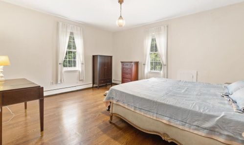 215 Ave, Weston MA 02493-1908 exterior