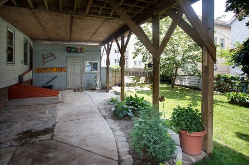 183 Thomas St, Fall River MA 02723-2404 exterior