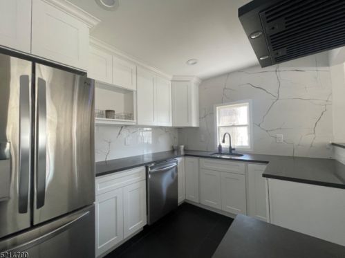 46 Edgewood Rd, Skyline Lakes NJ 07456-1911 exterior