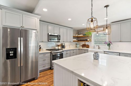 31 Applegate St, Tinton Falls, NJ 07701-5501