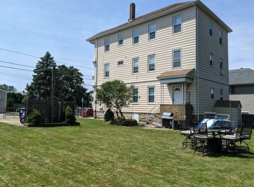 142 Mount Hope Ave, Fall River, MA 02724-1119