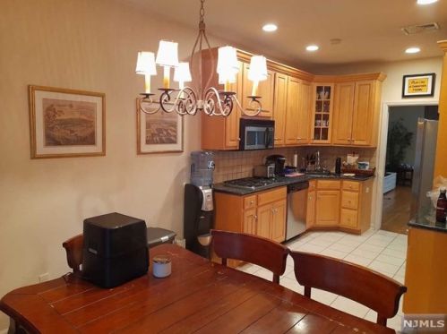 120 Stonegate Trl, Cresskill NJ 07626-2437 exterior