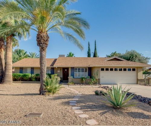 725 Country Gables Dr, Phoenix AZ 85053-4528 exterior