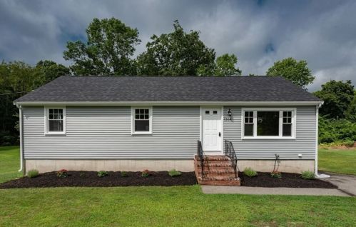 1364 Cohannet St, Taunton MA  02780-7136 exterior