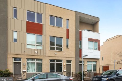 740 Columbus Blvd, Philadelphia PA  19147-3517 exterior