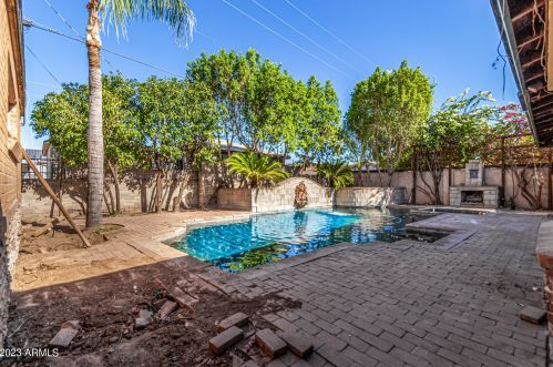 1332 Edgemont Ave, Phoenix AZ 85035-2212 exterior