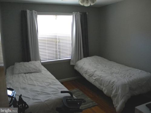 60 Holly Dr, West Deptford NJ  08096-3317 exterior