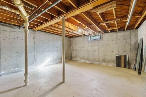 32 Brookshire Rd, Worcester MA 01609-1252 exterior