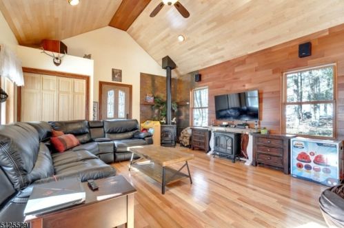 30 Colfax Dr, Skyline Lakes NJ  07456-1205 exterior