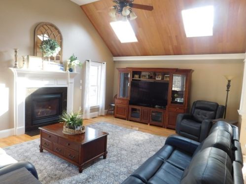 16 Pierce Rd, Sutton MA 01590-2909 exterior