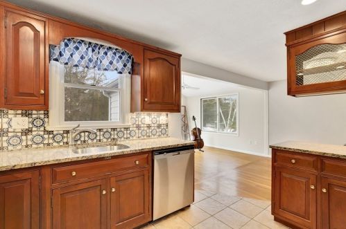 347 Prospect St, Hingham MA 02061-1140 exterior