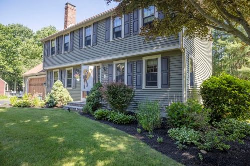 437 Hodges St, Taunton, MA 02780-2054