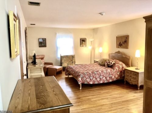 21 Mann Ave, East Hanover NJ 07936-3204 exterior