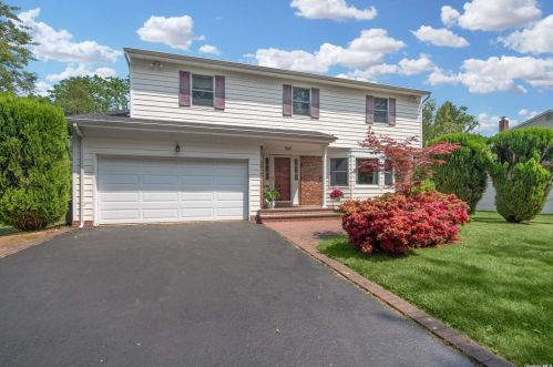 10 Ketchum Ct, Elwood, NY 11731-2015