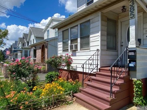 385 Hickory St, Kearny, NJ 07032-3518