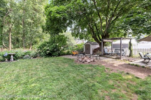 210 White Rd, Little Silver NJ 07739-1137 exterior