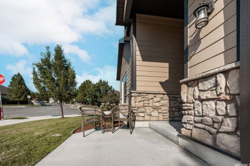 733 Clb Oaks Dr, Sandy UT 84070 exterior