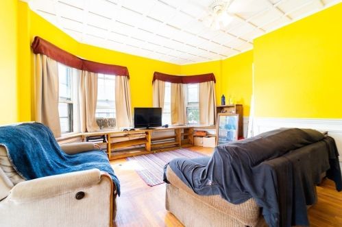 73 Tremont St, Taunton MA 02780-3083 exterior