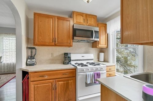 138 Oliver St, Fall River MA 02724-2918 exterior