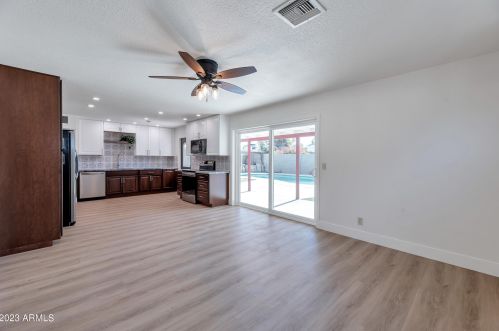 1041 El Camino Dr, Phoenix, AZ 85020-3727