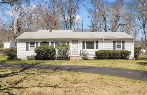 1062 Taunton Ave, Seekonk MA 02771-3111 exterior