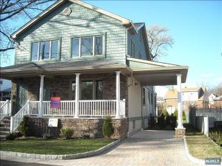 1 Drury Ln, West Fort Lee NJ  07024-4221 exterior