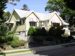 11 River St, Newton, MA 02465-1835