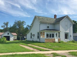 410 Des Moines St, Brooklyn, IA 52211-9787