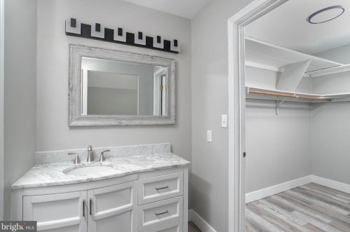 4 Willowwood Ct, Columbus NJ  08022-1025 exterior