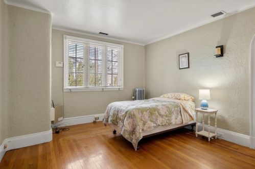 4 Kensington Rd, Worcester MA 01602-1814 exterior