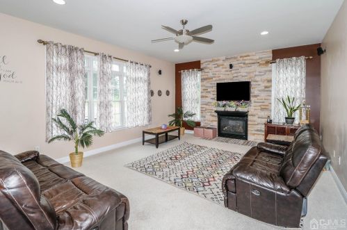 10 Summerhill Ct, Columbus NJ  08022-1970 exterior