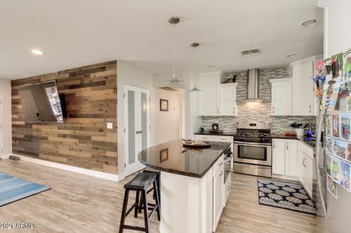 3340 Clarendon Ave, Phoenix AZ 85031-3140 exterior