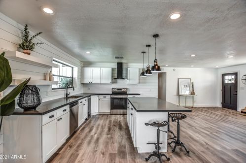 3212 Captain Dreyfus Ave, Phoenix AZ  85032-6146 exterior