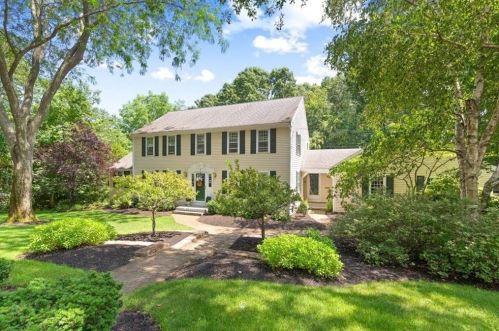 1 Golfview Dr, Hingham, MA 02043-2633