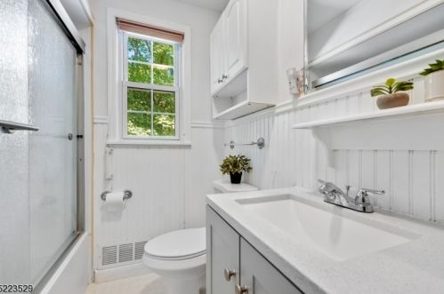 27 Ridgedale Ave, East Hanover NJ 07936-1804 exterior