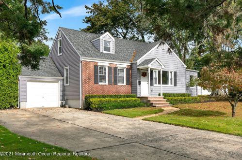 72 Little Silver Pkwy, Little Silver NJ  07739-1119 exterior