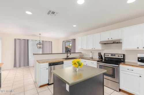 13451 47 Way, Phoenix AZ 85042-5318 exterior