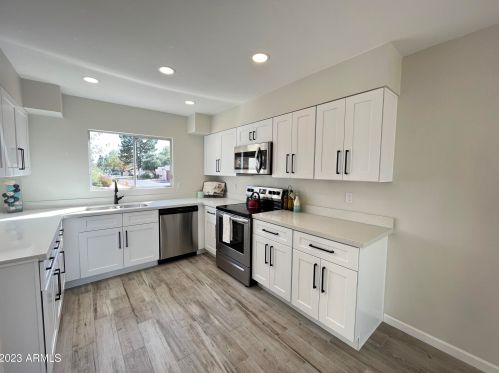 2942 Altadena Ave, Phoenix AZ 85029-3211 exterior