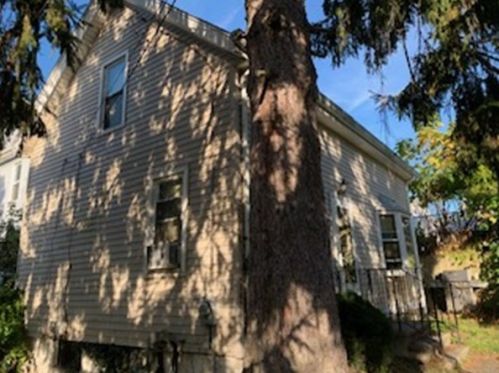 41 Danforth St, Fall River, MA 02720-2321