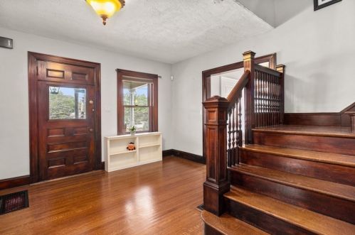 2054 Beacon St, Newton MA 02468-1445 exterior