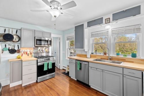 24 Main St, Berkley MA  02779-1399 exterior