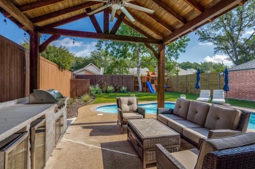 4027 Azure Ln, Addison TX 75001-3105 exterior