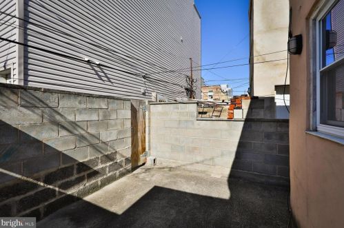 1930 6th St, Philadelphia PA 19122-2104 exterior