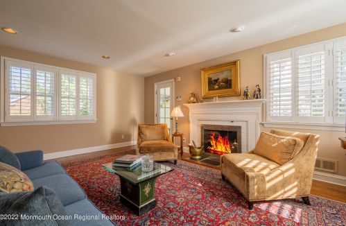 4 Laurel Dr, Little Silver NJ 07739-1416 exterior