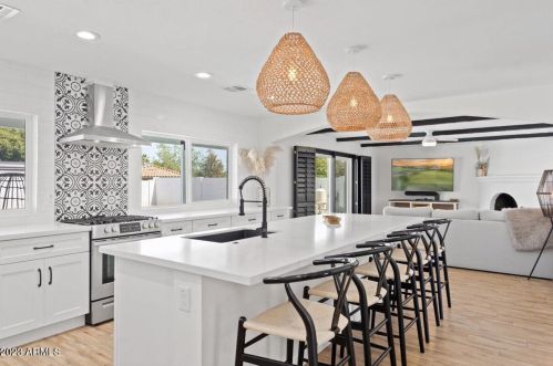 2524 Beryl Ave, Phoenix AZ  85028-3715 exterior