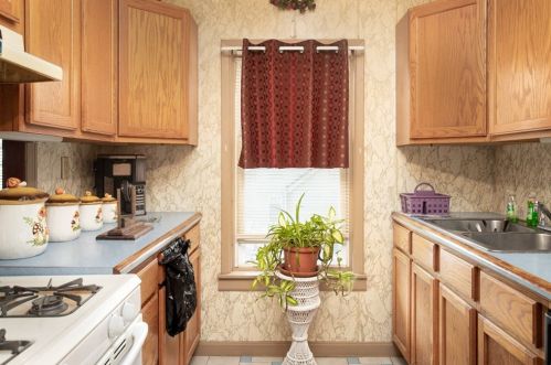 183 Thomas St, Fall River MA 02723-2404 exterior