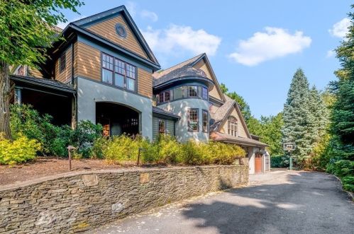 1589 Beacon St, Newton, MA 02468-1507