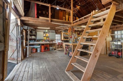 32 Pulaski St, Peabody MA 01960-1831 exterior