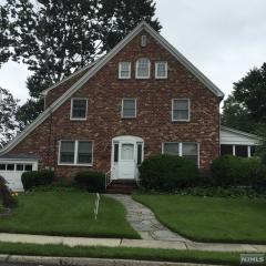 87 Taylor St, Bergenfield, NJ 07621-4619